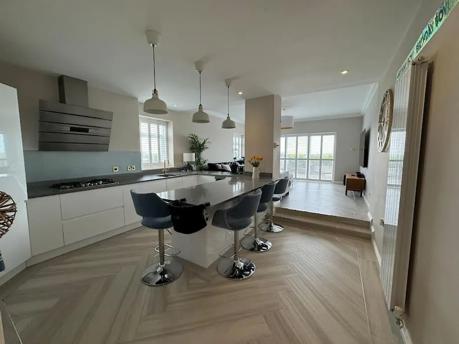 Apartment 3 Bed Garden Apt, Clifftop, Sleeps 8 With Parking And Lazy Spa Bournemouth